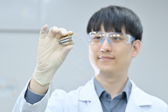 한국과학기술연구원(KIST)은 초음파를 활용해 구부러져도 성능이 유지되는 생체 친화 초음파 수신기를 개발했다. 연구진이 개발한 수신기 소자의 유연성을 시연하고 있다. KIST 제공